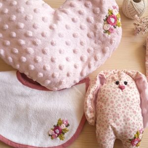 Pack Regalo Bienvenida: Almohada, Babero, Conejito y Chupetero